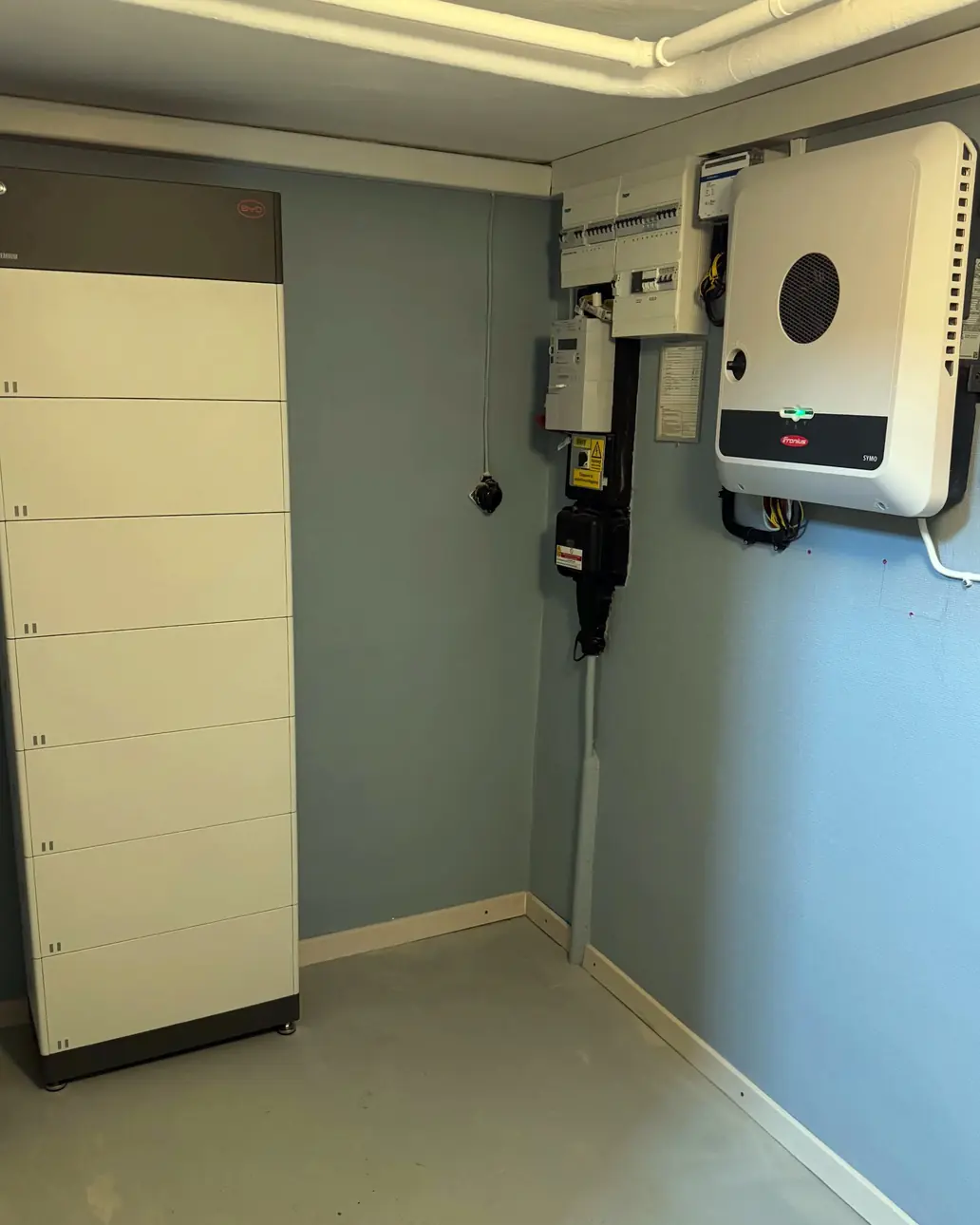 Färdigt batterilager med växelriktare från Fronius på väggen, installerat av Växjö VVS