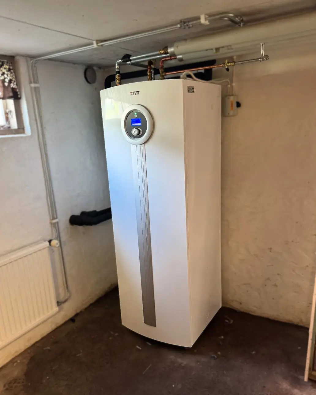 IVT-bergvärmepump med rund display i en källare, installerad av Växjö VVS