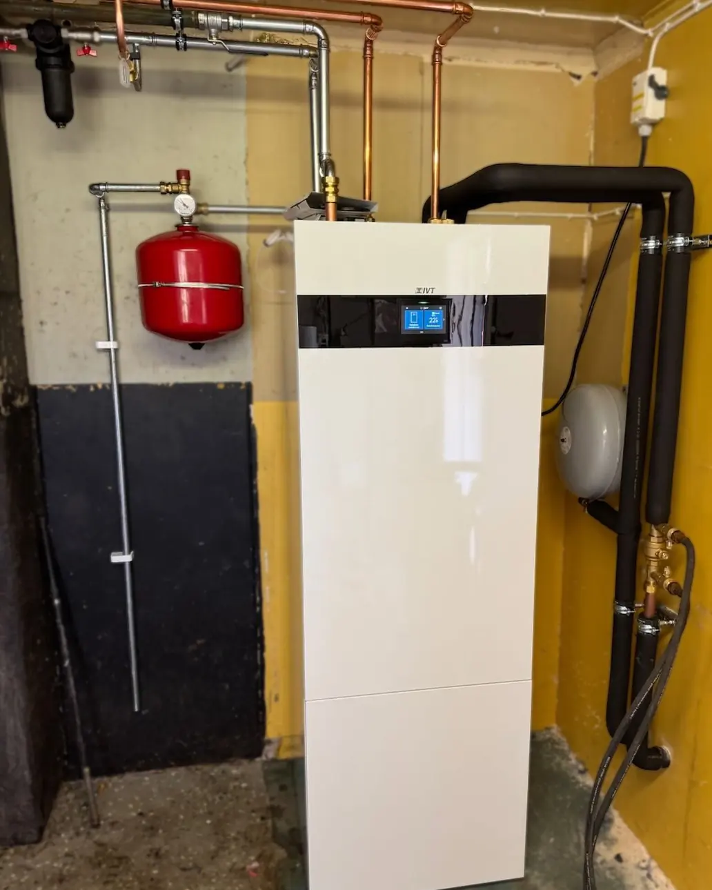 IVT Geo 700 som Växjö VVS installerat, med isolerade köldbärarrör längs väggen