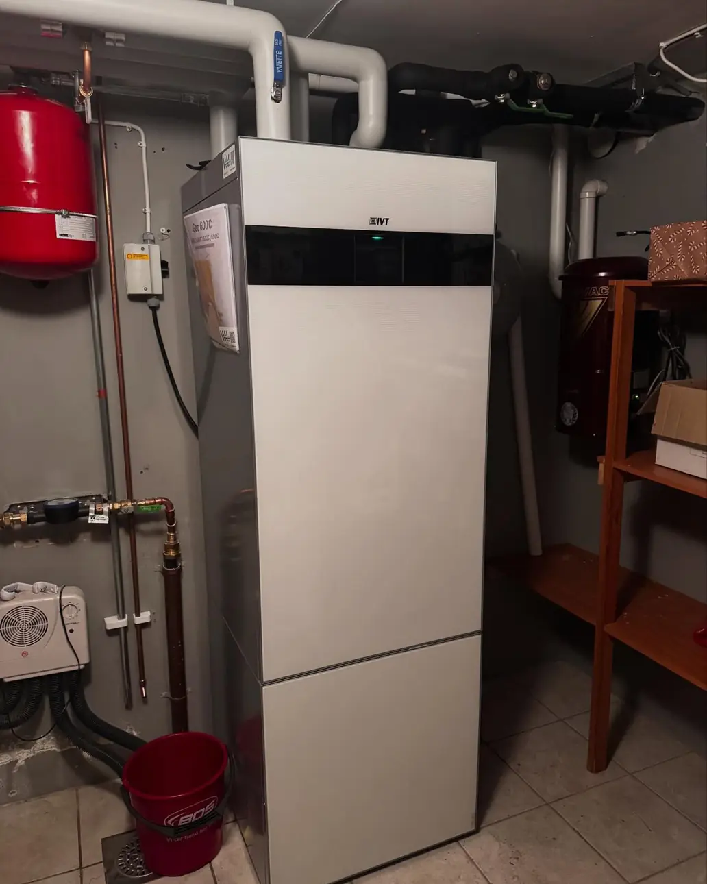 IVT Geo-värmepump i en källare, nyinstallerad av Växjö VVS