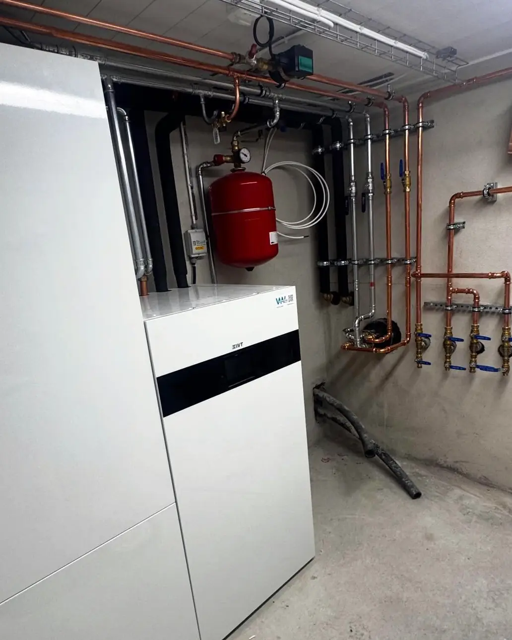 IVT Geo bergvärmepump med rördragning och expansionskärl, installerad av Växjö VVS