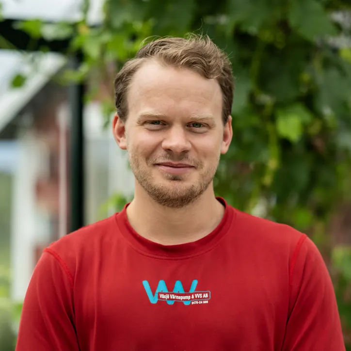 Nicholas på Växjö VVS i arbetströjan med företagets logga