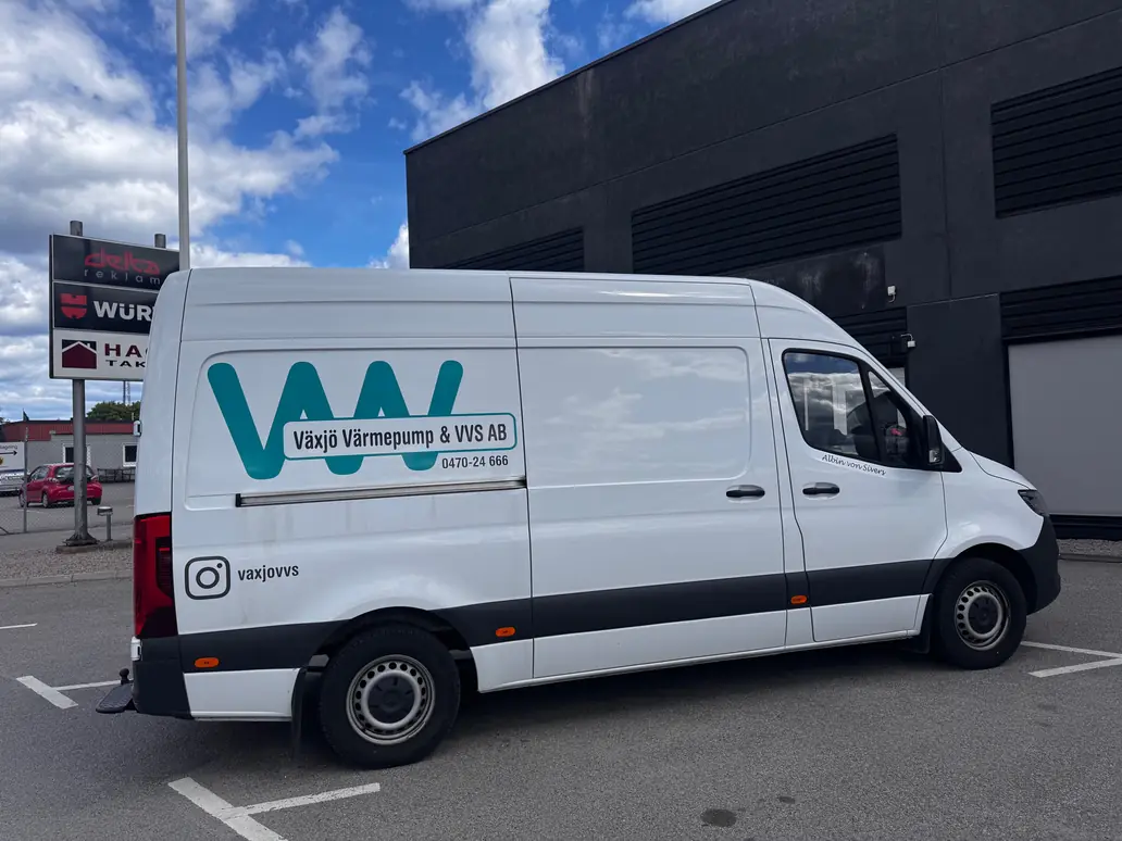 Växjö VVS servicebil med logga och telefonnumret 0470-24 666